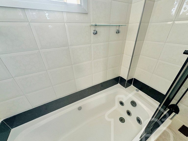Cobertura com Piscina no centro