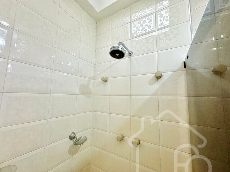 Cobertura com Piscina no centro