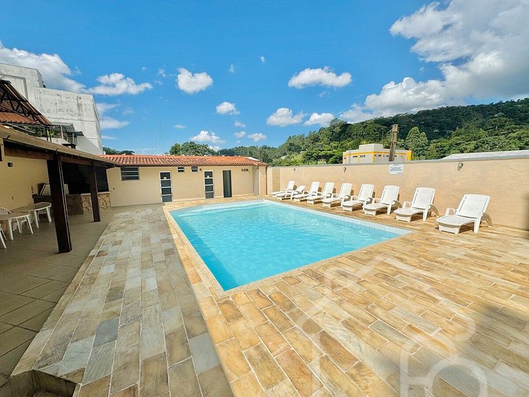 Cobertura com Piscina no centro