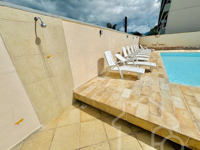 Cobertura com Piscina no centro