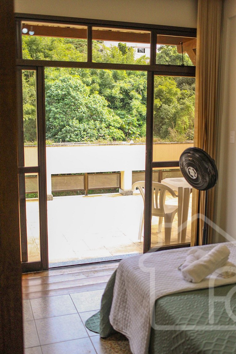 Cobertura com Piscina no centro