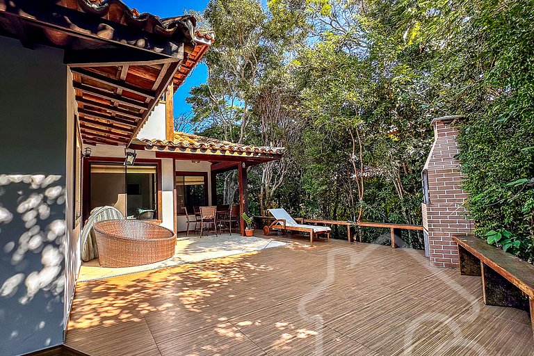 Casa com churrasqueira próxima a Rua das Pedras