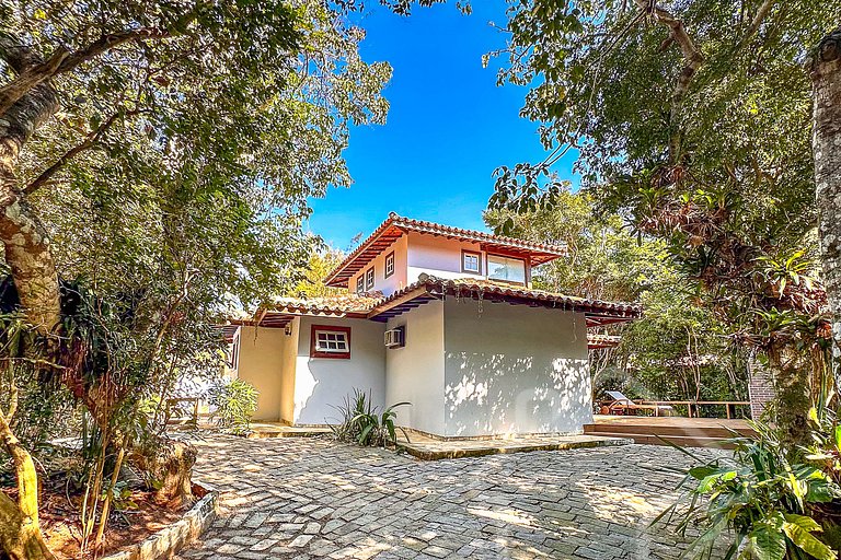 Casa com churrasqueira próxima a Rua das Pedras