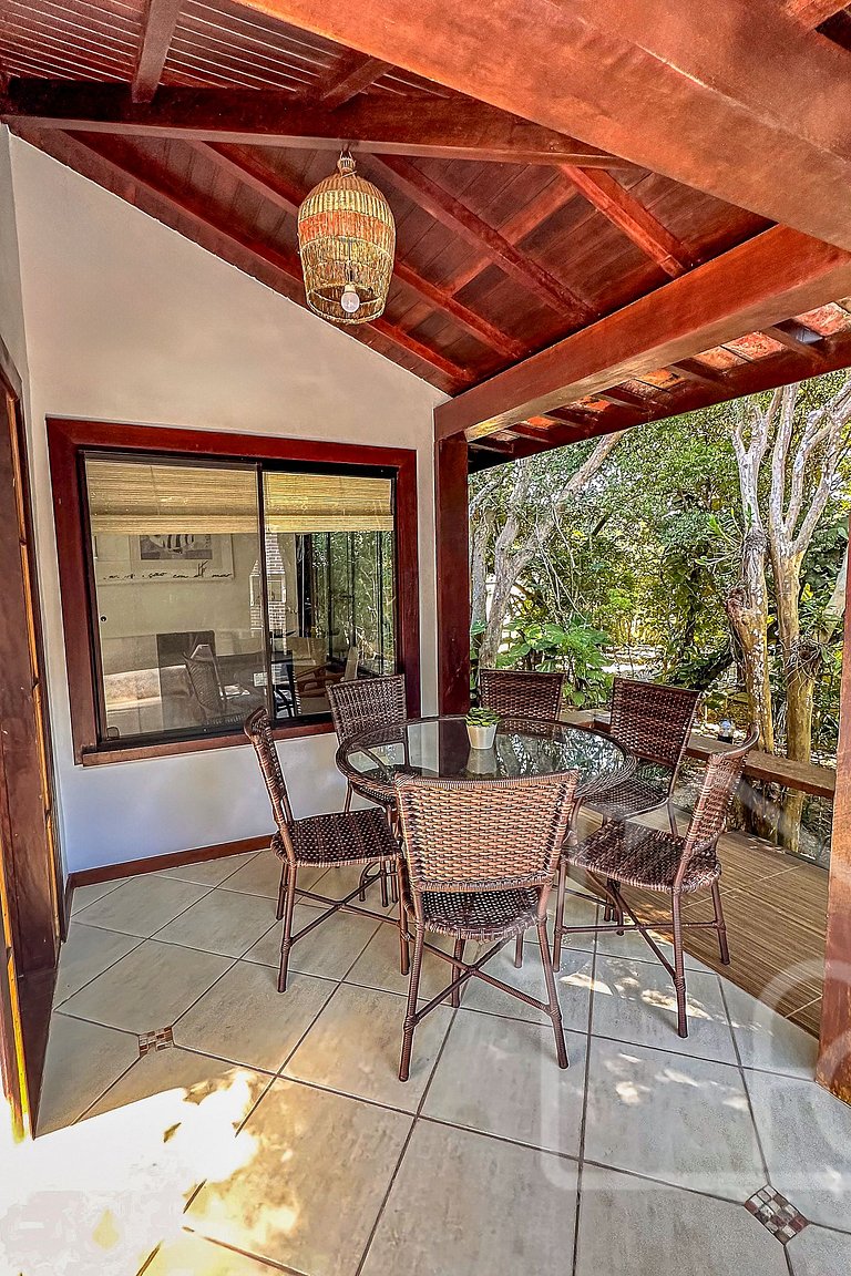 Casa com churrasqueira próxima a Rua das Pedras
