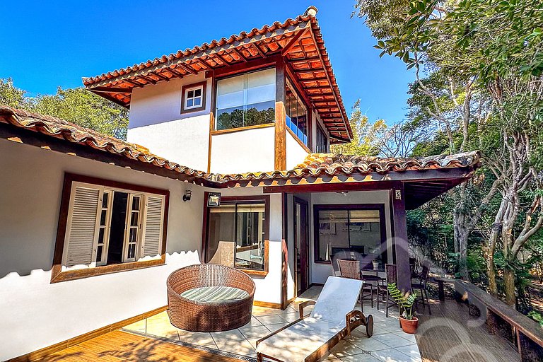 Casa com churrasqueira próxima a Rua das Pedras