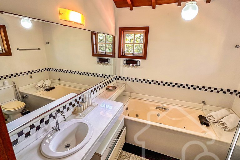 Casa com churrasqueira próxima a Rua das Pedras