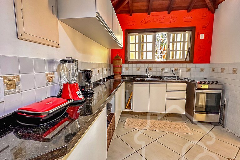 Casa com churrasqueira próxima a Rua das Pedras