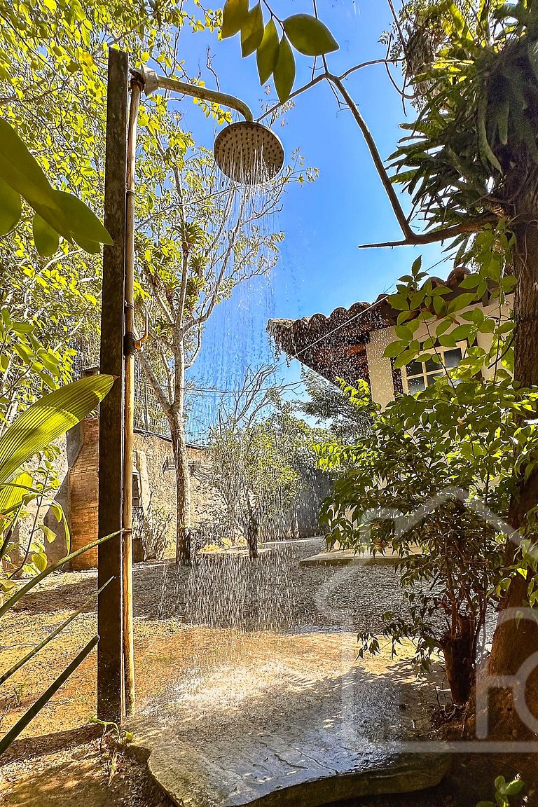 Casa com churrasqueira próxima a Rua das Pedras