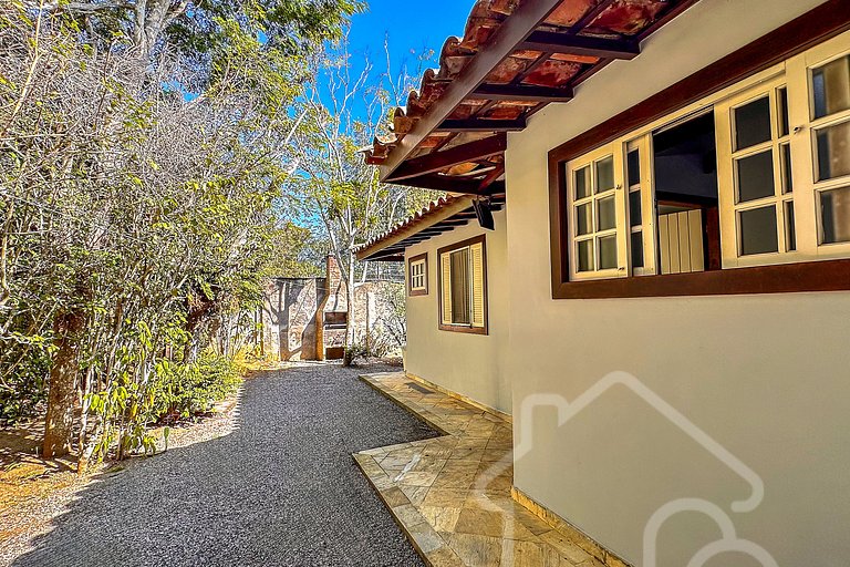 Casa com churrasqueira próxima a Rua das Pedras
