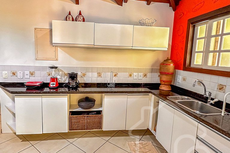 Casa com churrasqueira próxima a Rua das Pedras