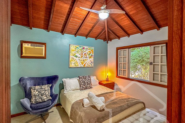 Casa com churrasqueira próxima a Rua das Pedras