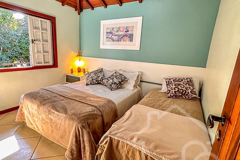 Casa com churrasqueira próxima a Rua das Pedras