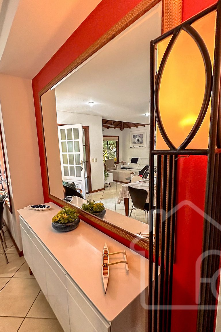 Casa com churrasqueira próxima a Rua das Pedras