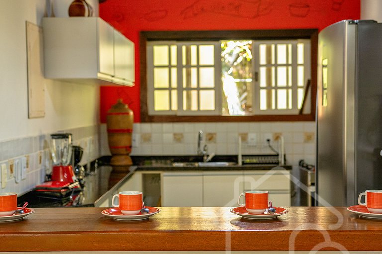 Casa com churrasqueira próxima a Rua das Pedras