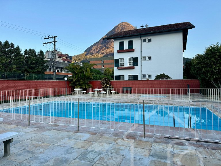 Apartamento em Olaria com piscina e playground