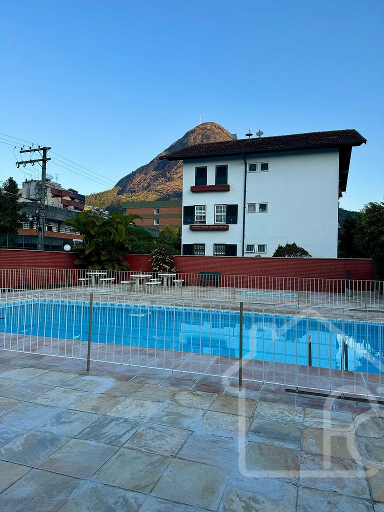 Apartamento em Olaria com piscina e playground