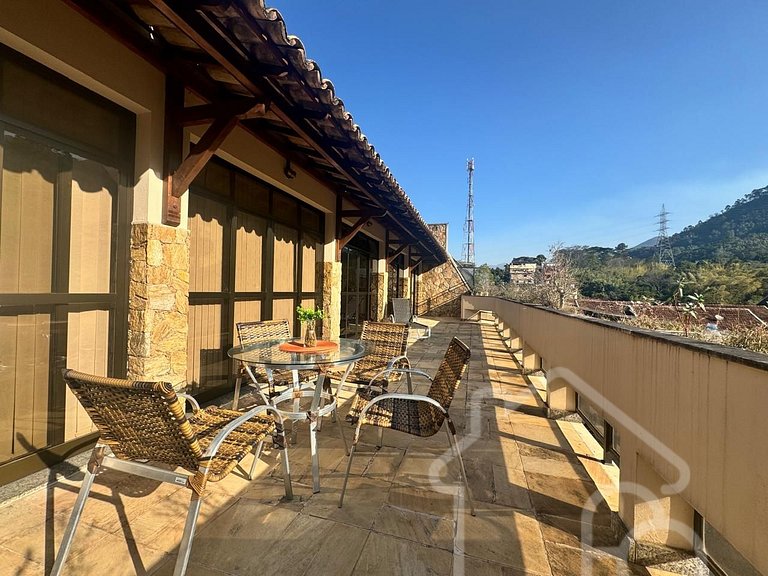 Cobertura com Piscina no centro