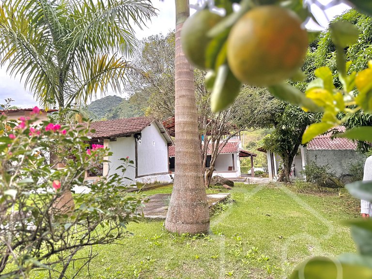 Refúgio em Lumiar com Piscina, Churrasqueira e Natureza ao R