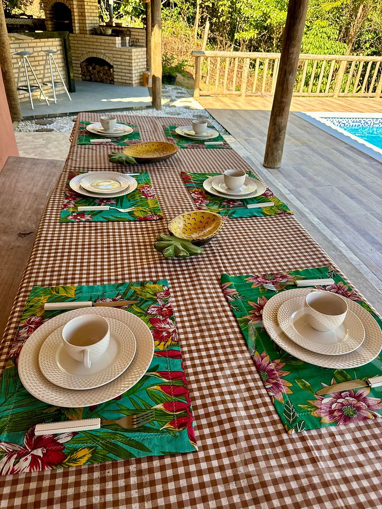 Refúgio inspirado na Bahia, entre o Rio e a Serra