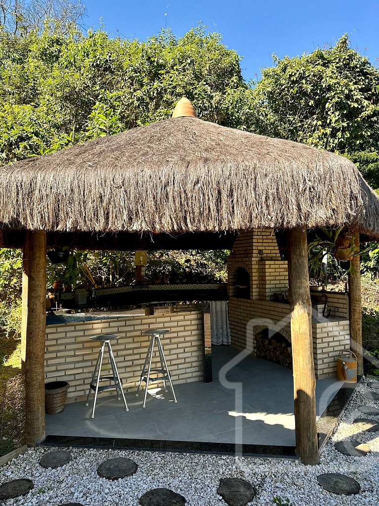 Refúgio inspirado na Bahia, entre o Rio e a Serra