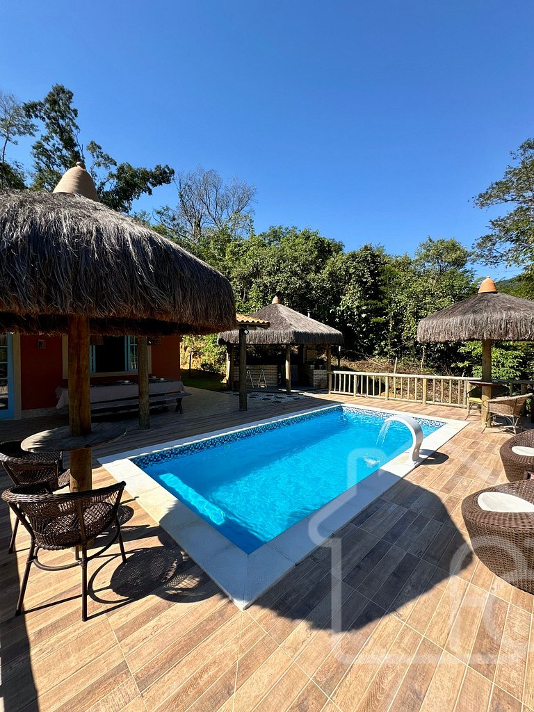 Refúgio inspirado na Bahia, entre o Rio e a Serra