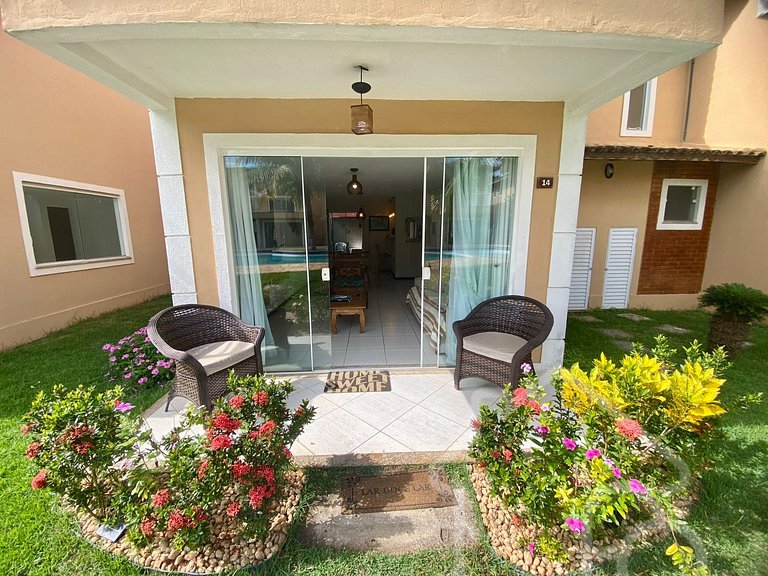 Casa com piscina em condomínio na Rasa