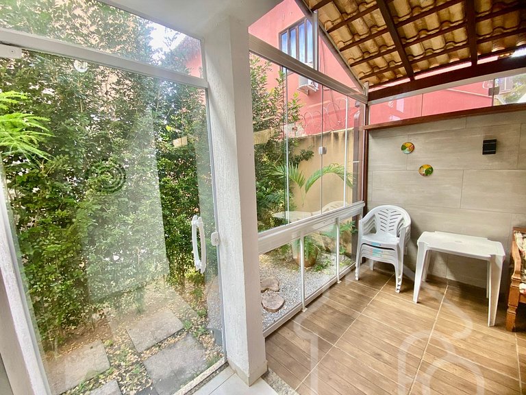 Casa com piscina em condomínio na Rasa