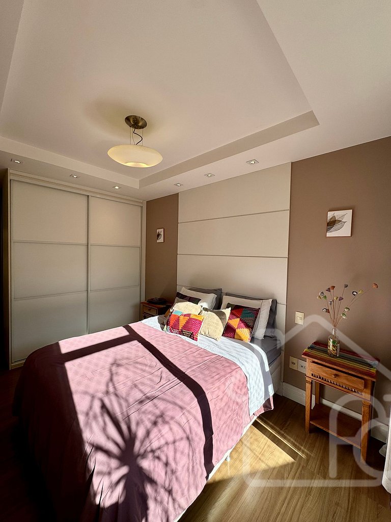 Apartamento central com piscina e playground