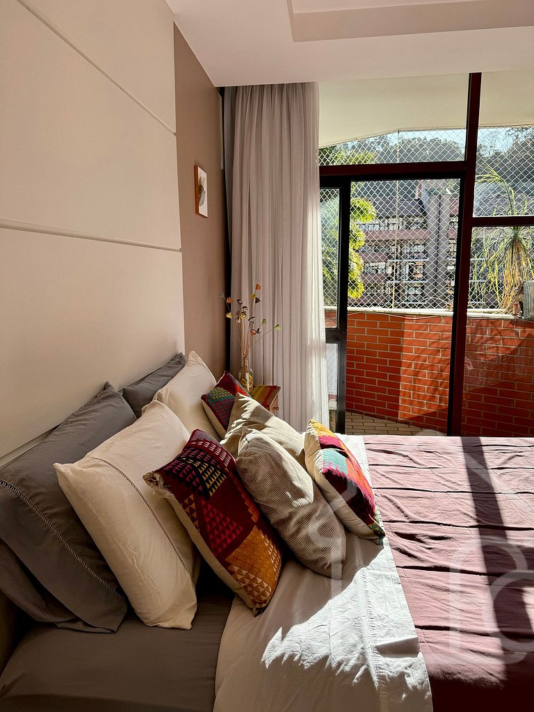 Apartamento central com piscina e playground