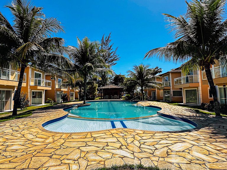 Casa com piscina em condomínio na Rasa