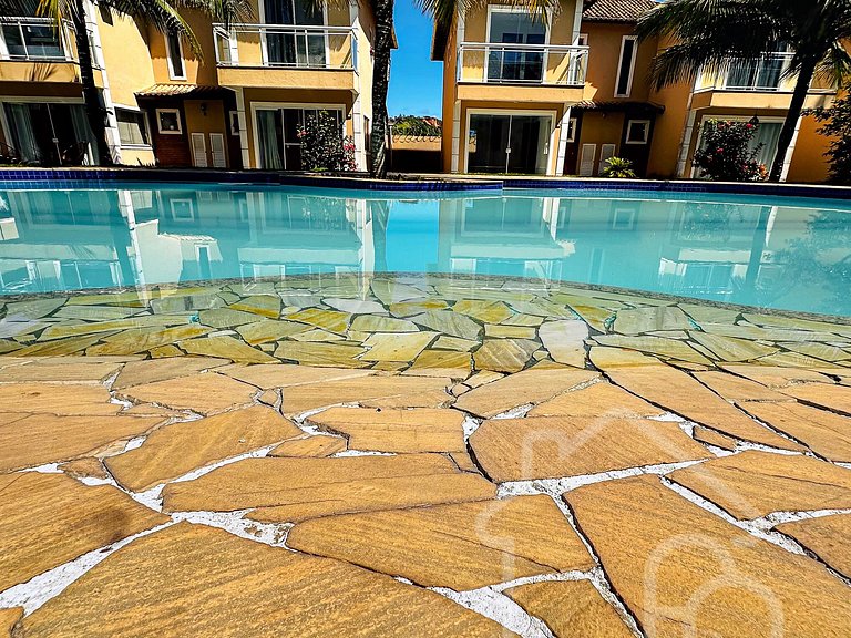 Casa com piscina em condomínio na Rasa