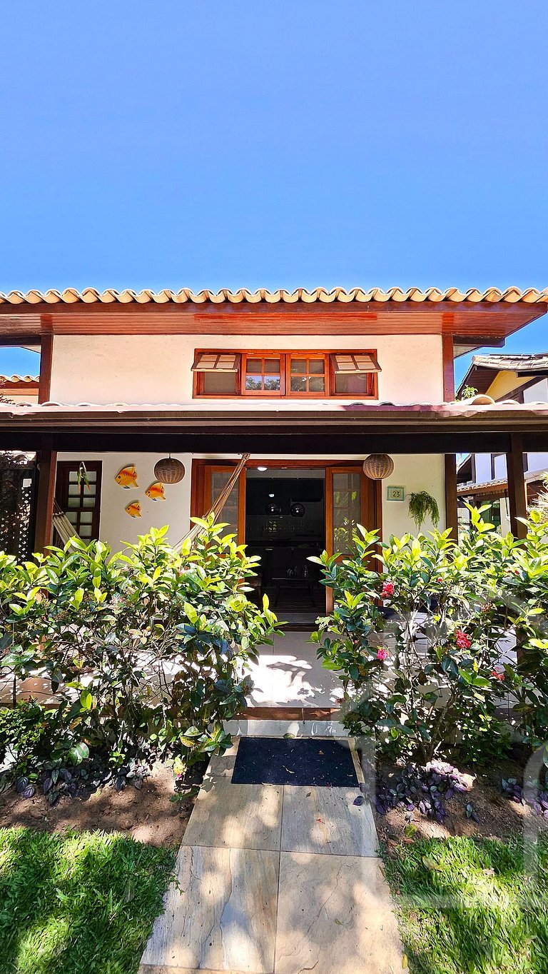 Casa moderna com piscina e quadra de tênis