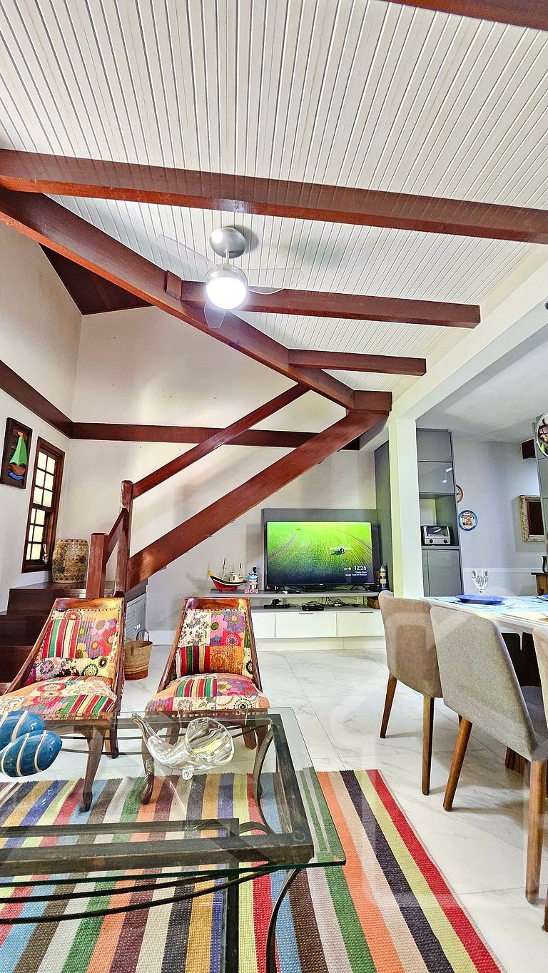 Casa moderna com piscina, quadra de tênis e sauna