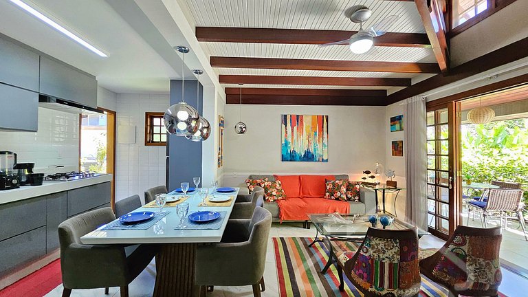 Casa moderna com piscina, quadra de tênis e sauna
