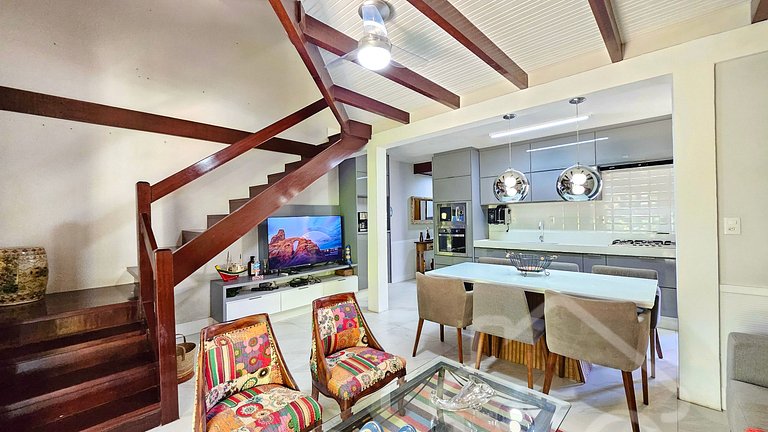Casa moderna com piscina, quadra de tênis e sauna
