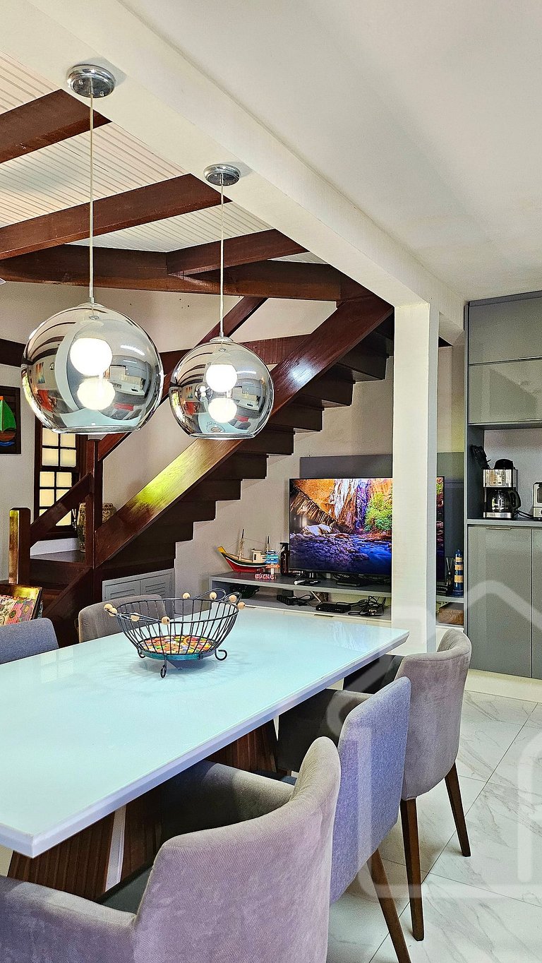 Casa moderna com piscina, quadra de tênis e sauna