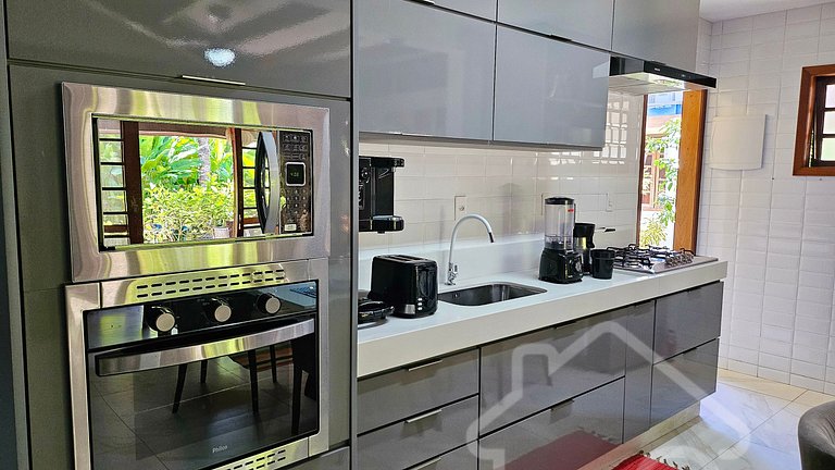 Casa moderna com piscina, quadra de tênis e sauna