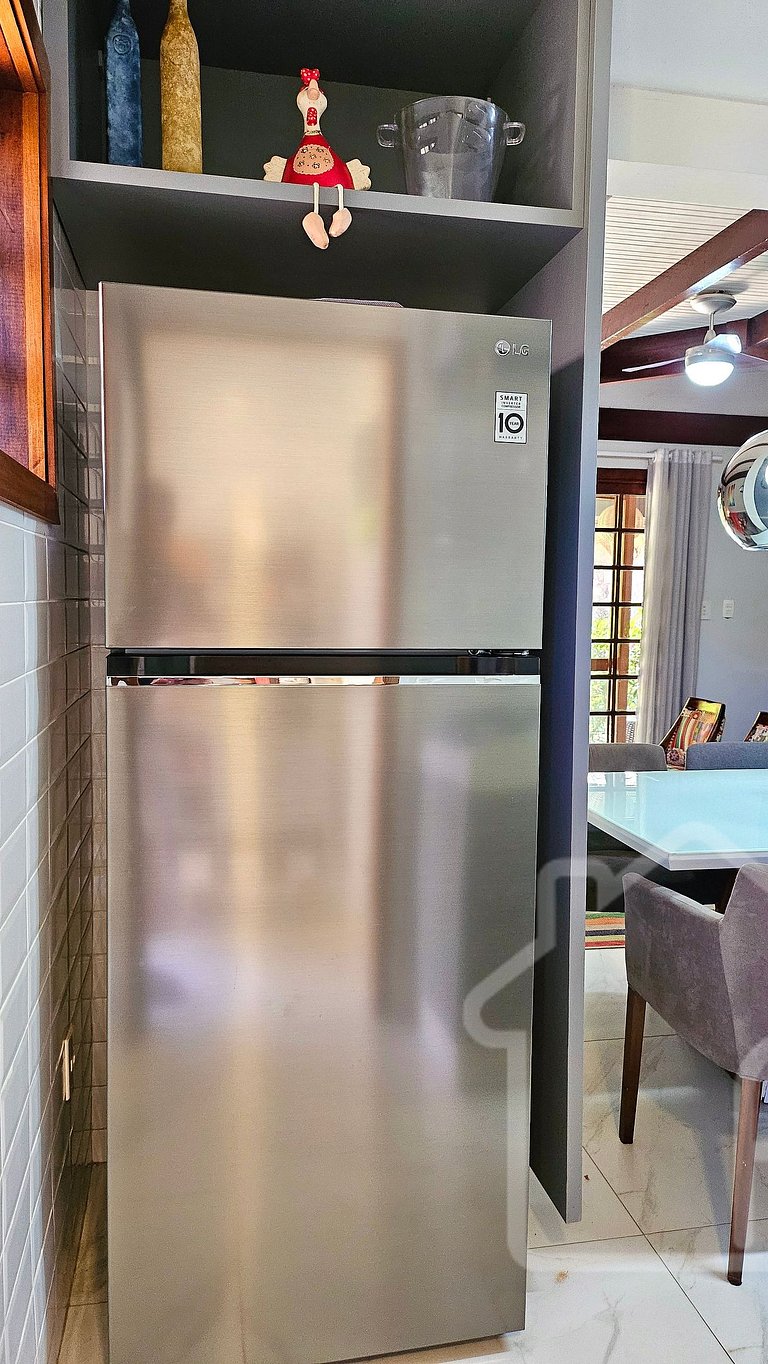 Casa moderna com piscina, quadra de tênis e sauna