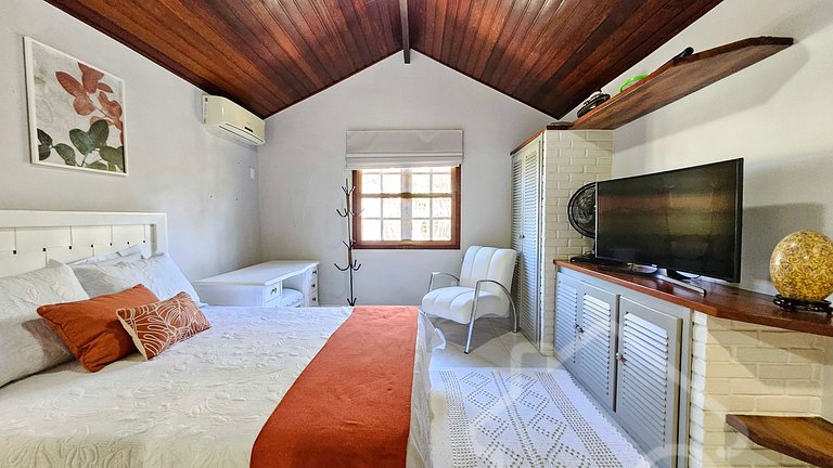 Casa moderna com piscina, quadra de tênis e sauna