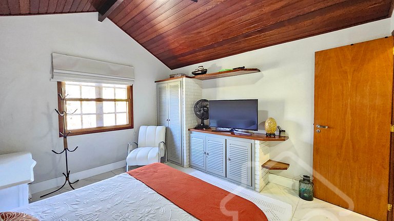 Casa moderna com piscina, quadra de tênis e sauna