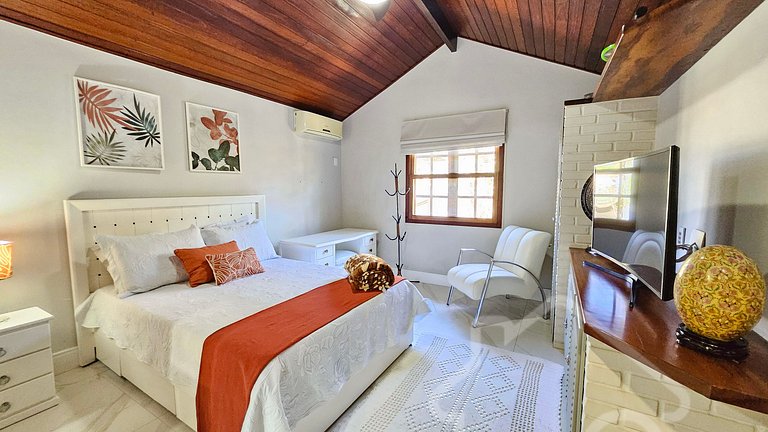 Casa moderna com piscina, quadra de tênis e sauna