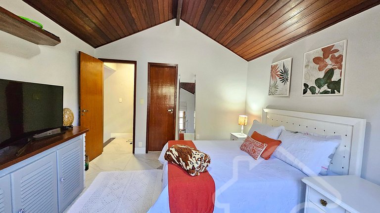 Casa moderna com piscina, quadra de tênis e sauna