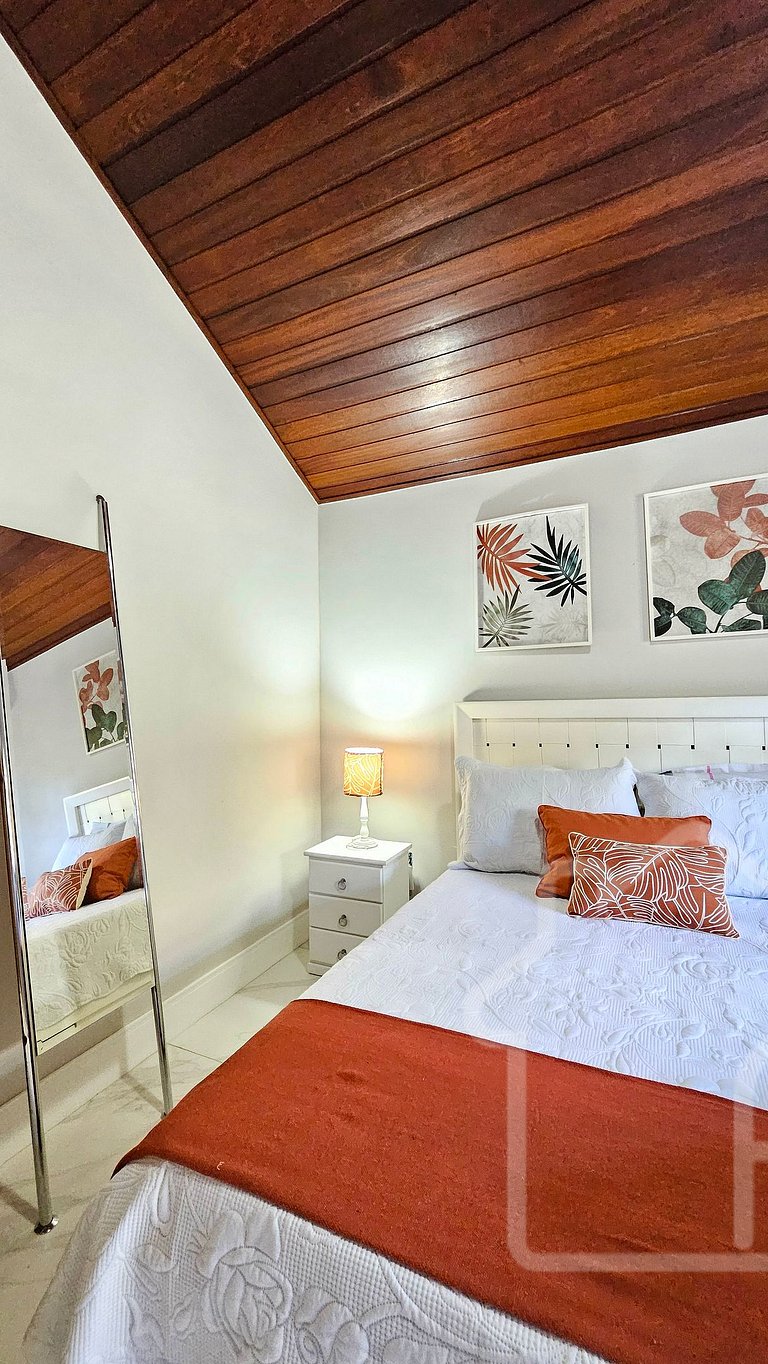 Casa moderna com piscina, quadra de tênis e sauna