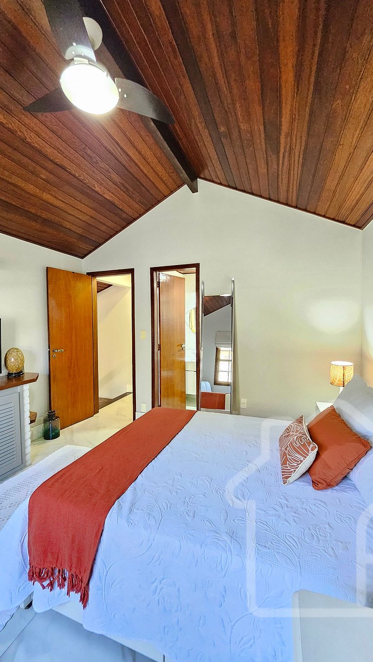 Casa moderna com piscina, quadra de tênis e sauna