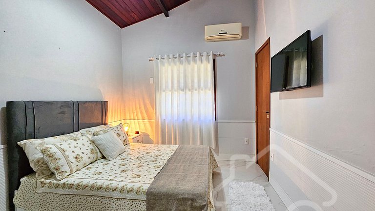 Casa moderna com piscina, quadra de tênis e sauna