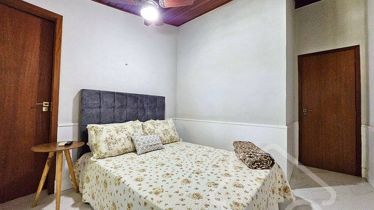 Casa moderna com piscina, quadra de tênis e sauna