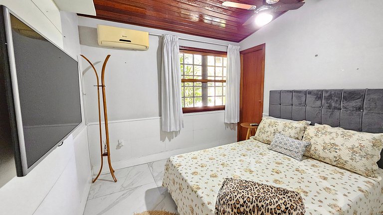 Casa moderna com piscina, quadra de tênis e sauna