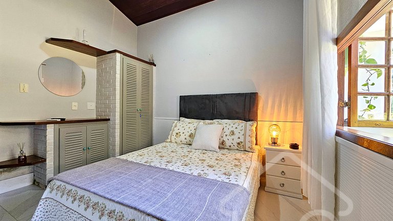 Casa moderna com piscina, quadra de tênis e sauna