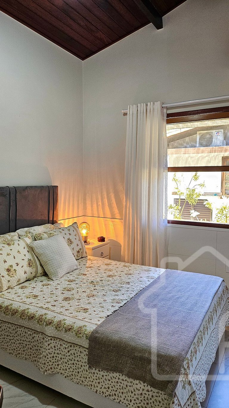 Casa moderna com piscina, quadra de tênis e sauna