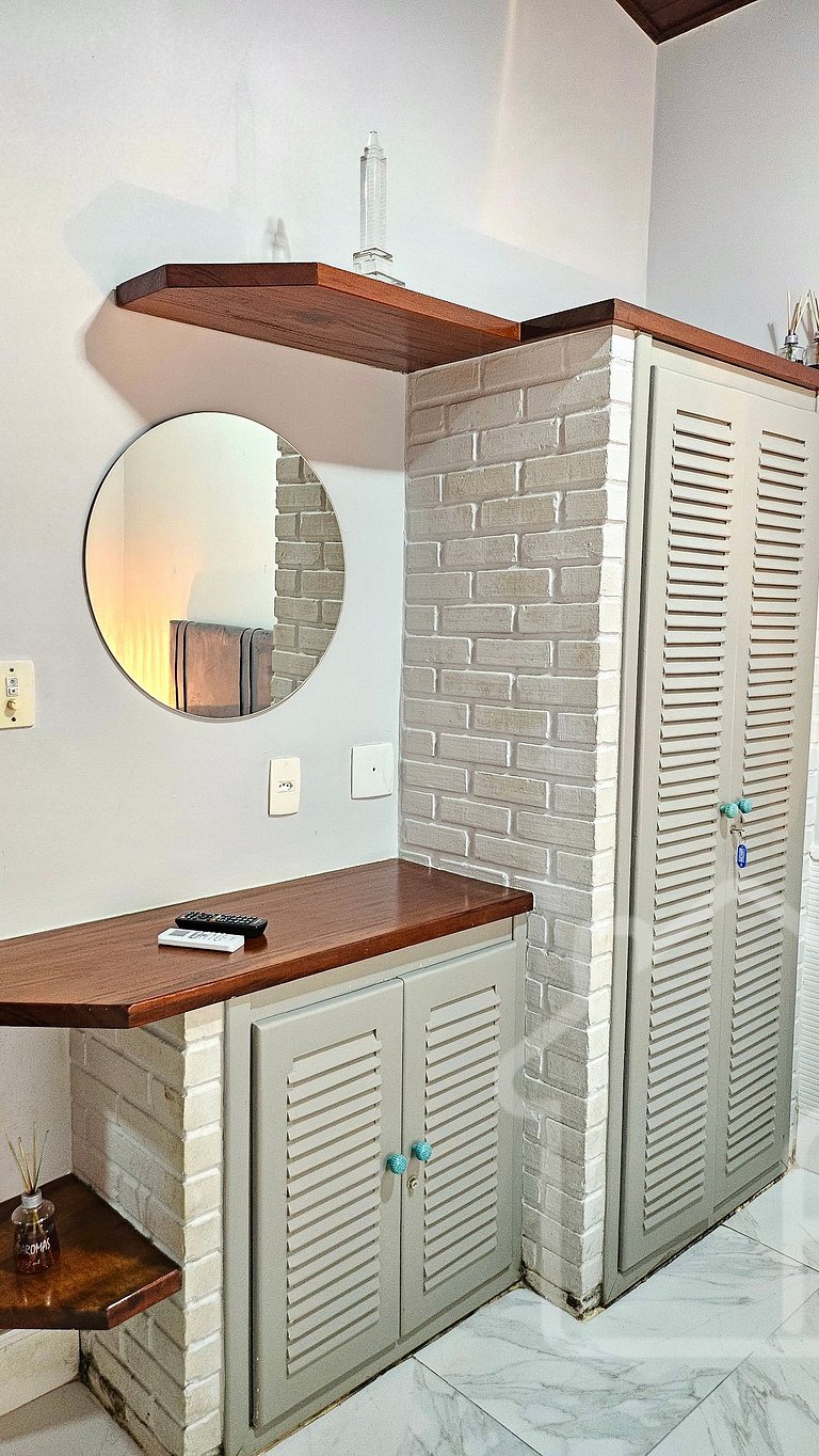 Casa moderna com piscina, quadra de tênis e sauna
